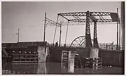 De Kikkerbilssluis, toen nog een balansbrug - foto van J. van Eck, voor 1946