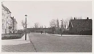 Het gedeelte van de Sloterweg dat sinds 1973 Rijnsburgstraat heet, gezien in oostelijke richting vanaf het Aalsmeerplein. Op de voorgrond rechts de Generaal Vetterstraat en daarachter het Spijtellaantje; 20 maart 1938.