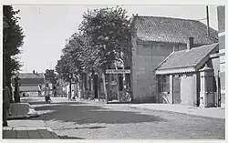 Het Politiebureautje met de rechts zichtbare dorpspomp. Links er van het in 1951 afgebroken Rechthuis van Sloten, waar zich tegenwoordig het dorpsplein bevindt; 1928. Foto: Jacobus van Eck.