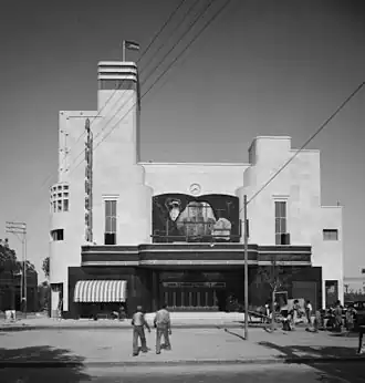 Alhambra Cinema in 1937, met de Palestijnse vlag op het torentje.