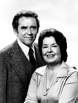Sada Thompson met James Broderick, haar televisie-echtgenoot in de dramaserie Family (1976)