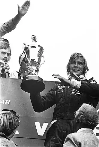 James Hunt met zijn trofee na het winnen van de GP van Nederland 1976