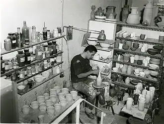 Jan van der Vaart aan het werk in zijn atelier aan de Loevesteinlaan 184 Den Haag (jaren vijftig)