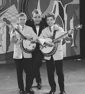 Jan & Kjeld met Johnny Kraaykamp sr. in 1959 in de AVRO-Weekend Show