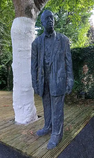 Sculptuur van Buytaert, gemaakt door Frans Heirbaut. Beeld staat in de tuin van WARP Contemporary Art Platform / Stichting Jan F. E. Buytaert, Sint-Niklaas