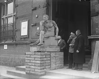 Havermans (met alpinopet) in 1951 op de trap van het Stedelijk Museum Amsterdam bij zijn beeld De rustende atleet