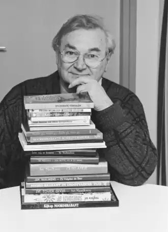 Naaijkens poseert met zijn boeken in 1987