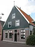 Huis met hoog zadeldak