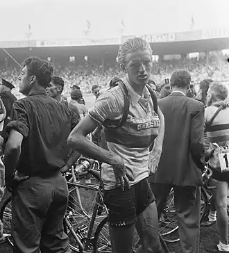 Jan Nolten na de finish in Parijs van de Tour de France 1952