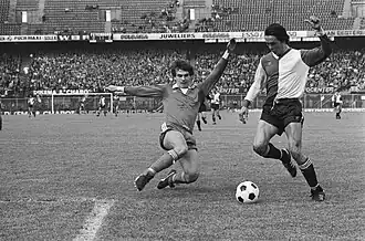 Luuk Balkestein (links) zet namens Sparta een tackle in op Jan Peters van Feyenoord, 4 maart 1979.
