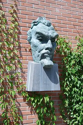 Bronzen kop Jan Toorop door John Rädecker aan gevel Museum Kranenburgh, voorstudie voor Rädeckers Toorop-monument (1937) in Den Haag