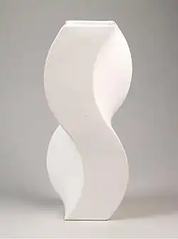 Gegoten vaas in S-vorm, wit geglazuurd, 1975
