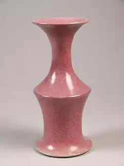 Gedraaide vaas met lila-roze halfmatglazuur, 1979