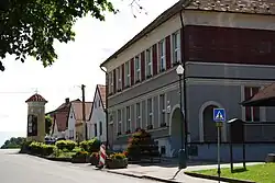 Gebouw en niskapel aan het dorpsplein (2012)