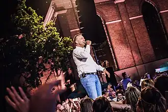 Jannes tijdens het Muziekfeest op het Plein in Emmen (2017)