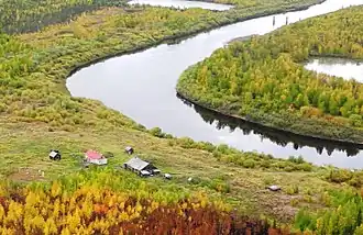 Het weerstation van Janov Stan met op de achtergrond de brugpijlers in de Toeroechan