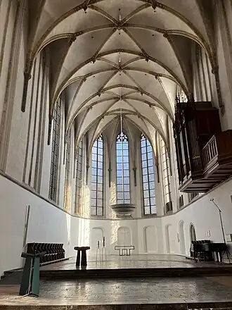Het gotische koor van de Janskerk in Utrecht, interieur.