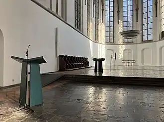 Lezenaar, doopvont en altaartafel in de Janskerk in Utrecht.