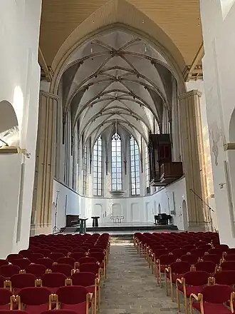 Interieur van het schip en het koor van de Janskerk in Utrecht.