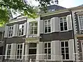 Statig huis met rechte kroonlijst