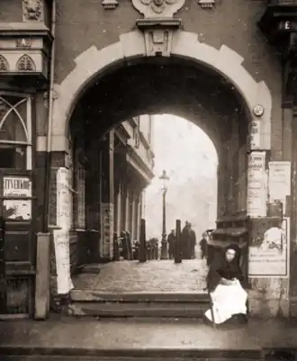 Jaantje Struik als bedelares in het Beurspoortje - Vijgendam