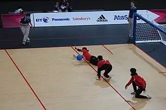 De bal wordt tegengehouden