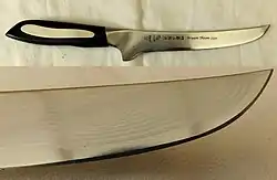 Japans uitbeenmes, Honesuki, staal VG-10 (HRc 60) + 32 lagen roestvast staal damast, westers handvat kunsstof, lemmetlengte 15 cm.,Japans geslepen, slijphoek 2 * 15 graden.