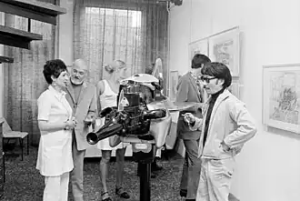 Tajiri bij beeld in Galerie T, Haarlem in 1969