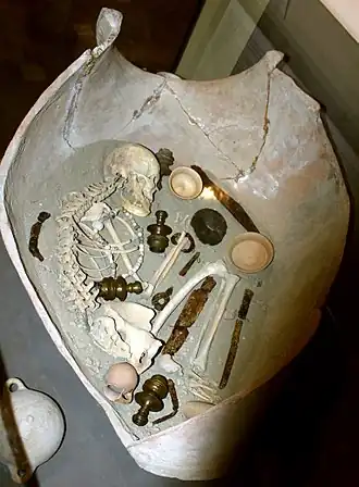 opengemaakt vatgraf van een vrouw uit Mingatsjevir