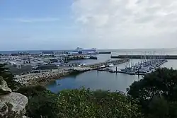 Gezicht op de jacht- en veerhaven