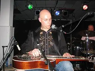 Jared Tyler als begeleider van Malcolm Holcombe op het Blue Highways festival 2008 in Utrecht