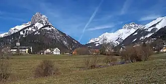 de Dent de Pleuven (links) en Mont Arcalod (rechts)