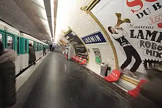 Een MF 67 staat klaar voor vertrek in de richting Montreuil