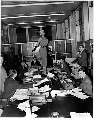 Ger Vaders (links) aan de redactietafel van De Telegraaf, met Jayne Mansfield in de hoofdrol (okt. 1957)