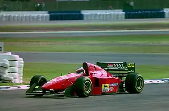 Jean Alesi in een Ferrari 412T1B tijdens de Britse GP van 1994