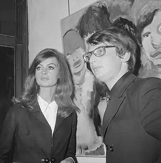 Paul de Lussanet met model Jean Shrimpton bij de opening van een expositie in Galerie Krikhaar te Amsterdam, 1965
