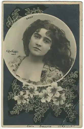 Ansichtkaart met foto van Jeanne d'Alcy door Léopold-Émile Reutlinger