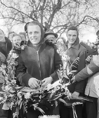 Jeen van den Berg gaat als eerste over de finish van de Elfstedentocht 1954