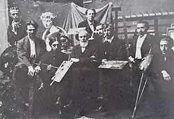 Jef De Pauw 1888 (derde van links) en Joseph-Gérard Van Goolen (eerste van links) met de klas van Jan Willem Rosier (midden) in 1911