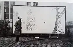 Jef De Pauw voor het kasteel van Rozières met één van zijn grote werken