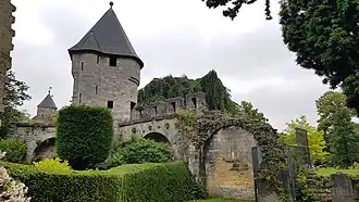 Pater Vincktoren en deels ruïneuze stadsmuur