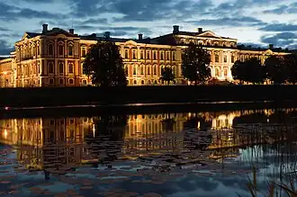 Het paleis Jelgava in de avond.