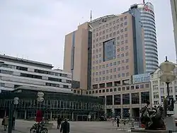 Na 1990 op de locatie van de voormalige fabriek van Carl Zeiss gebouwde universiteitsgebouwen aan de Ernst-Abbe-Platz
