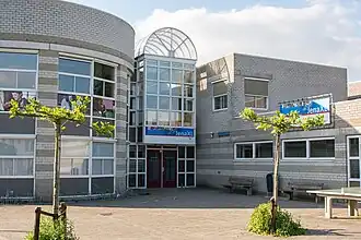 Hoofdingang van de school.