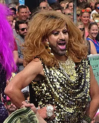 Keldoulis als zijn alter ego Jennifer Hopelezz