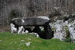 Jentilarri: een type dolmen uit Baskenland. De bouw hiervan wordt toegeschreven aan reuzen; de Jentil