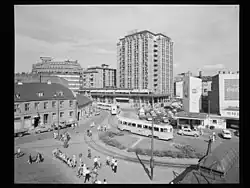 Stationsplein met Hotell Viking. Op de voorgrond trams van het type Høka; jaren vijfig.