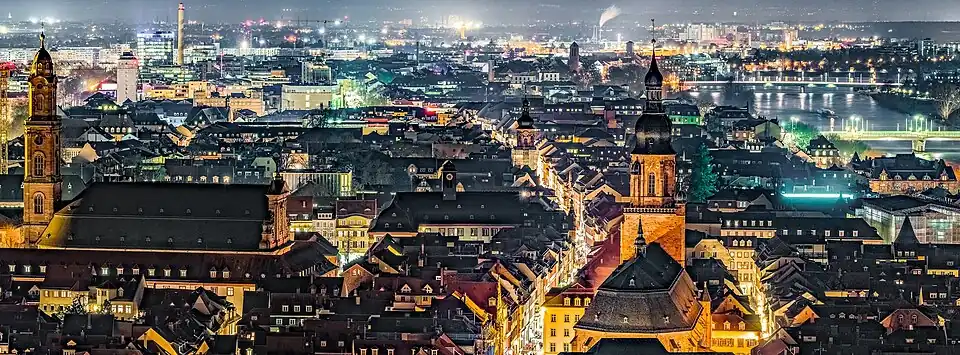 (Van links) De Jezuïetenkerk, de Voorzienigheidskerk en de Heilige Geestkerk in de oude binnenstad van Heidelberg