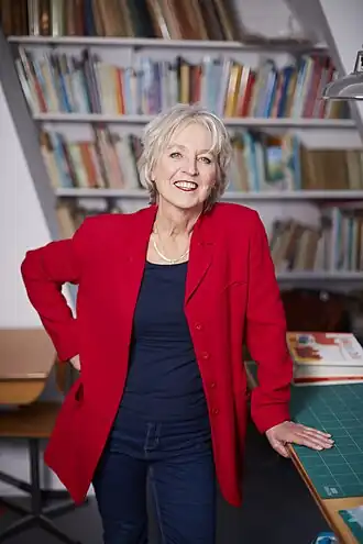 Jet Boeke voor haar tekentafel in 2017.