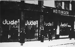 Etalages met daarop het woord Jude! (Jood!).